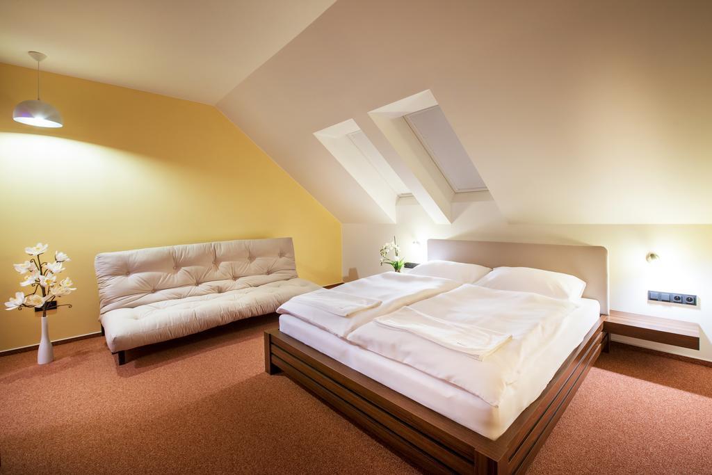 Relax21 Hotel Uhersky Ostroh Phòng bức ảnh